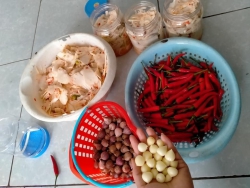 Măng ngâm tỏi ớt