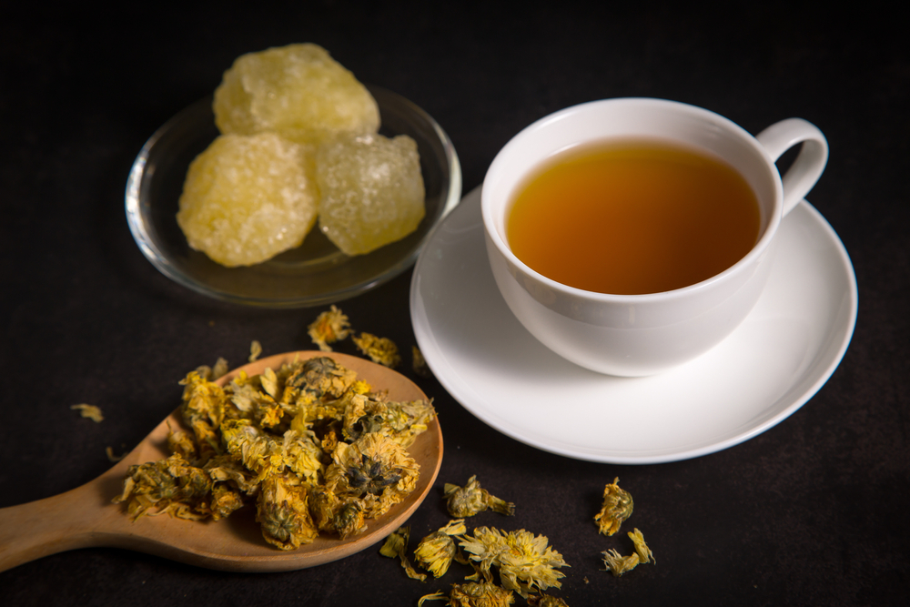 Trà hoa cúc đường phèn có tác dụng gì? Cách pha chuẩn vị ngon