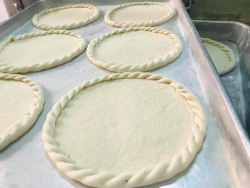 Đế pizza có viền